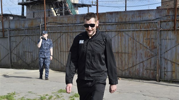 Oleg Navalnyj se po proputn z vzen ve vsi Narykino setkal se svm bratrem Alexejem, nejznmjm pedstavitelem rusk opozice (29. ervna 2018)