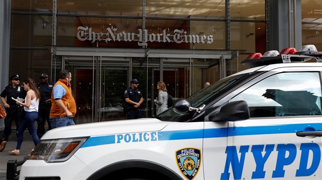 Po stelb v marylandskch novinch hldali policist budovu New York Times. (28. ervna 2018)