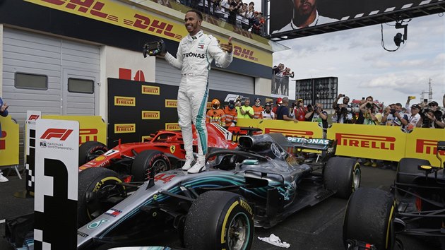 Brit Lewis Hamilton ze stje Mercedes slav prvenstv ve Velk cen Francie.