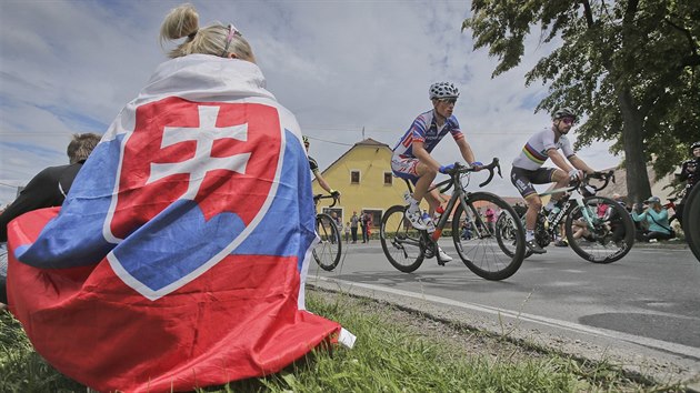 Slovensk fanynka sleduje na plzeskm ampiontu Petera Sagaa (vpravo)