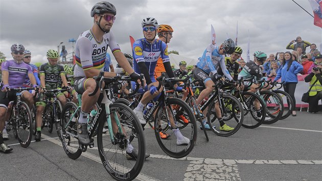 Peter Sagan (vlevo) a Zdenk tybar (druh zleva) spolu hovo ped zatkem spolenho mistrovstv eska a Slovenska v silnin cyklistice.