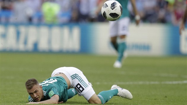 Německý obránce Joshua Kimmich leží na trávníku v duelu s Jižní Koreou.