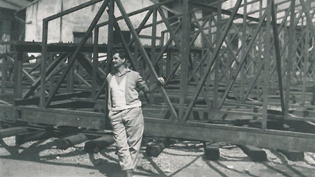 Scnograf Joan Brehms pi stavb hledit v roce 1959.