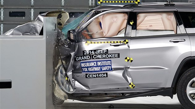 Crashtest s 25procentnm pesahem Jeepu Grand Cherokee