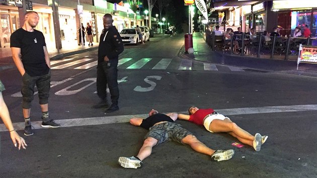 Opilí turisté v letovisku Magaluf na Mallorce Opilí turisté v letovisku Magaluf na Mallorce