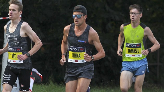 Nejrychlej ei Olomouckho plmaratonu: Ji Homol (uprosted), druh byl Vt Pavlita (vlevo), tet Tom Lich.