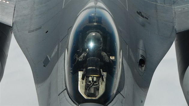 Tankovn americkch letoun F-16 texask Nrodn gardy za letu bhem cvien Sky Avenger