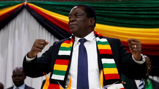 Prezident Zimbabwe Emmersona Mnangagwy pi svm projevu na stadionu ve druhm nejvtm zimbabwskm mst Bulawayo,  23. 6. 2018