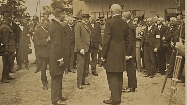 Snmek pochz z roku 1929, kdy starosta ve mst pivtal T. G. Masaryka, jen si prohldl Jihoeskou vstavu.