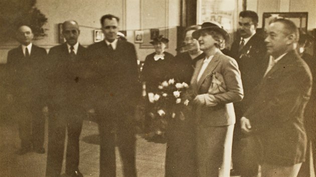 Starosta Vclav Soumar stoj vedle editele muzea Frantika Kroupy span Hanou Beneovou a Ludvkem Strimplem.