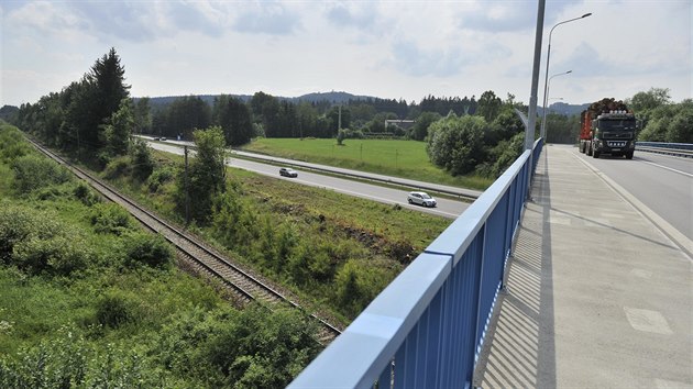 Cyklist pojedou po nov trase, kter bude na tomto mst lemovat dlnin pivad. Na snmku jsou vidt i stopy po kcen strom.