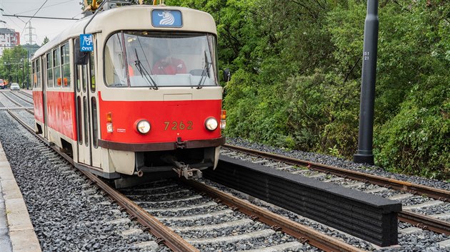 Odbornci ze stavebn fakulty VUT v Praze instalovali nov zkuebn protihlukov clony mezi tramvajovmi zastvkami Nov Hloubtn a Vozovna Hloubtn (28.6.2018)