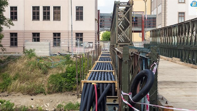 Pohled na provizorn lvku pro p, kter bude od ervence nahrazovat frekventovan most v olomouck Komenskho ulici. Jej zprovoznn nabralo zpodn, mimo jin kvli povolenm pro peloky kabel, kter nyn nese.