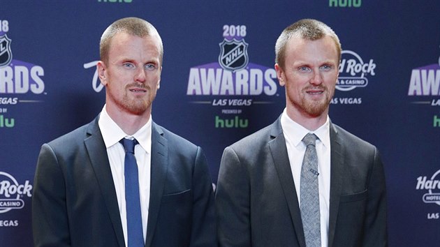 Daniel Sedin (vlevo) a Henrik Sedin na slavnostnm veeru NHL