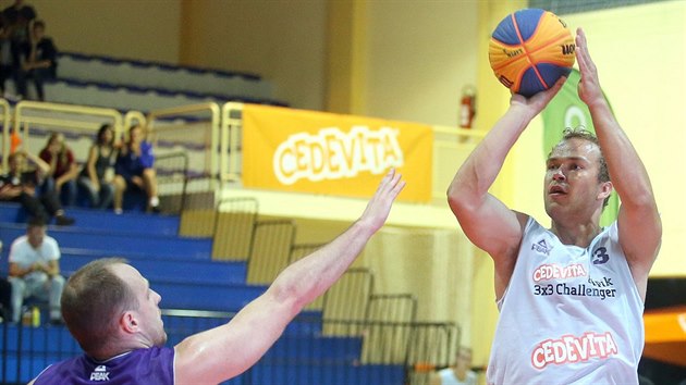 Ondřej Šiška z Humpolce střílí na turnaji v Lipiku na koš Lublaně.