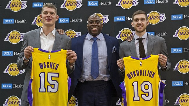 Magic Johnson vt v LA Lakers posily Moritze Wagnera a Svjatoslava Mychajljuka.