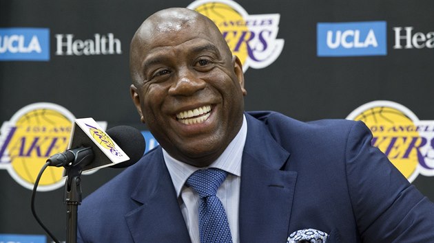 Magic Johnson, prezident LA Lakers, odpovd na dotazy novin.