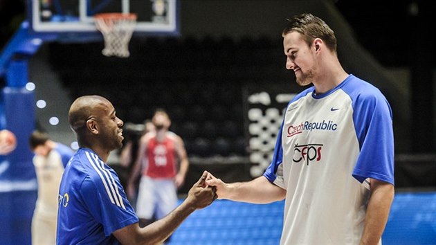 Finský reprezentant Jamar Wilson (vlevo) a český pivot Ondřej Balvín se zdraví před vzájemným zápasem.