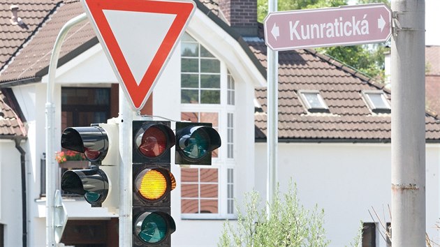 Na Kunratick m dit provoz svteln kiovatka. Zatm ale semafory blikaj jen oranov.