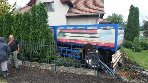 Nkladn auto skonilo na zahrad domu v Lp nad Orlic na Rychnovsku (28. 6. 2018).