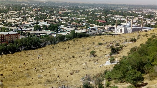 Expedice z katedry archeologie Zpadoesk univerzity v Plzni bdala v Kyrgyzstnu. Pohled na msto O a hbitov pod alamounovou horou.