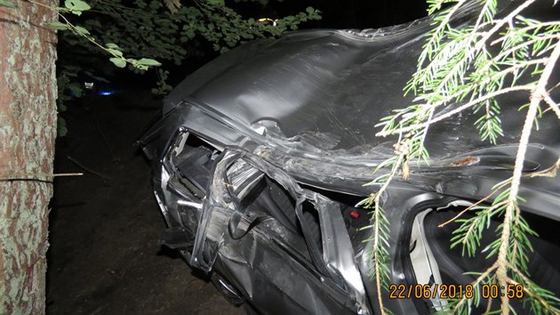 Pi dopravn nehod na Tachovsku se smrteln zranil osmadvacetilet spolujezdec. idi vozidla byl v dob havrie pod vlivem alkoholu a drog.