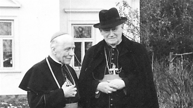 S Josefem Beranem (vlevo) sdlel brnnsk biskup Karel Skoup podobn osud pi tvrdm pronsledovn komunistickm reimem, vetn izolace a internace, kterm oba staten elili.