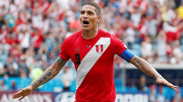 KAPITN STELEC. Paolo Guerrero slav svou trefu v zpase proti Austrlii.