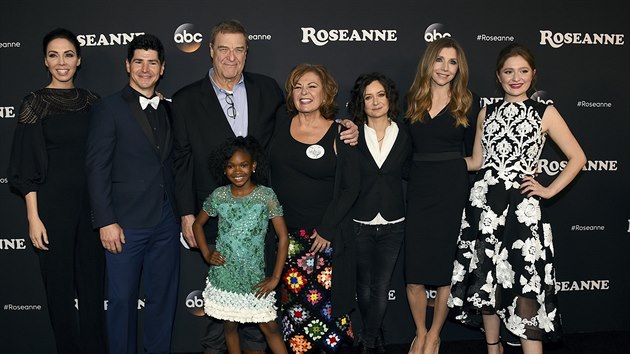 Herci ze serilu Roseanne Whitney Cummingsov, Michael Fishman, John Goodman, Jayden Rey, Roseanne Barrov, Sara Gilbertov, Sarah Chalke a Emma Kenney (Los Angeles, 21. ervna 2018)