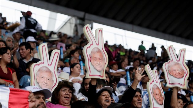 Pznivci kandidta na Mexickho prezidenta Lopeze Obradora na setkn na stadionu Azteca v Mexico City 27.6.2018