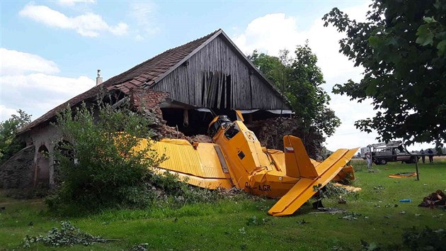 Pi svatb se na Havlkobrodsku ztilo mal letadlo na dm a stodolu (29. 6. 2018).