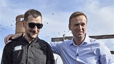 Oleg Navalnyj se po propuštění z vězení ve vsi Naryškino setkal se svým bratrem... Oleg Navalnyj se po propuštění z vězení ve vsi Naryškino setkal se svým bratrem...