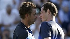 Andy Murray (vpravo) a Stan Wawrinka po zápase v Eastbourne. Andy Murray (vpravo) a Stan Wawrinka po zápase v Eastbourne.