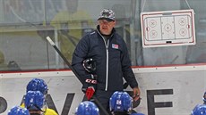 Reprezentanti do 18 let bedlivě naslouchají pokynům Radka Bělohlava. Reprezentanti do 18 let bedlivě naslouchají pokynům Radka Bělohlava.