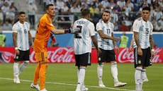 Argentinský branká Franco Armani povzbuzuje spoluhráe v utkání s Nigérií.