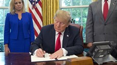Donald Trump podepsal dekret, kterým nařizuje nerozdělovat nadále rodiny... Donald Trump podepsal dekret, kterým nařizuje nerozdělovat nadále rodiny...