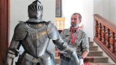 Dvojice brnění, která se po letech vrátila na bečovský zámek, stojí v zámecké... Dvojice brnění, která se po letech vrátila na bečovský zámek, stojí v zámecké...