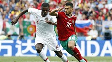 Wiliam Carvalho z Portugalska (v bílém) uniká marockému Mbarku Busufovi.