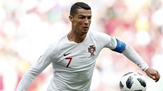 Portugalský kapitán Cristiano Ronaldo si zpracovává mí v duelu s Marokem.