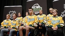 Přeživší hokejisté Humboldt Broncos před galavečerem udílení individuálních cen... Přeživší hokejisté Humboldt Broncos před galavečerem udílení individuálních cen...