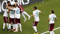 Mexití fotbalisté slaví promnnou penaltu Carlose Vely v souboji s Jiní...