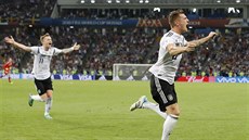 HRDINA. Nmecký záloník Toni Kroos (vpravo) slaví svj vítzný gól do sít...