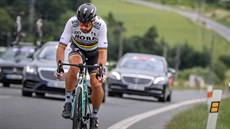 SAGAN A JEHO MUI. Peter Sagan, poesté ampion Slovenska, zdraví z pódia v Plzni fanouci. Za ním stojí jeho mui z týmu Bora: bratr Juraj a Michael Kolá, který se vak po ampionátu rozhodl ukonit kariéru.