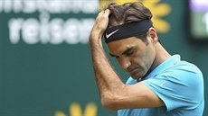 Zadumaný Roger Federer ve finále turnaje v Halle