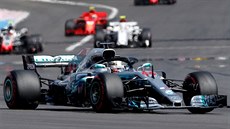 Pilot stáje Mercedes  Lewis Hamilton se ítí se svým vozem po trati Velké ceny...