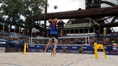 Tak se hrál světový beachvolejbal v Ostravě, pod vysokými pecemi a železnými... Tak se hrál světový beachvolejbal v Ostravě, pod vysokými pecemi a železnými...