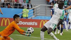 Japonský brankář Eidži Kawašima (vlevo) vyráží míč přímo k Sadio Manému, od... Japonský brankář Eidži Kawašima (vlevo) vyráží míč přímo k Sadio Manému, od...