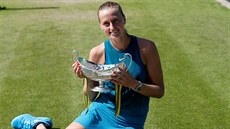 Petra Kvitová pózuje s trofejí pro vítzku turnaje v Birminghamu.