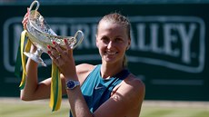 Petra Kvitová pózuje s trofejí pro vítzku turnaje v Birminghamu.