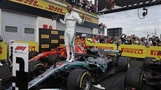 Brit Lewis Hamilton ze stáje Mercedes slaví prvenství ve Velké cen Francie.
